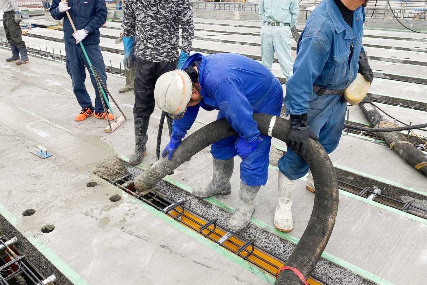 平晋建設株式会社施工事例 東部幹線 橋梁上部工整備工事 間詰コンクリート打設状況