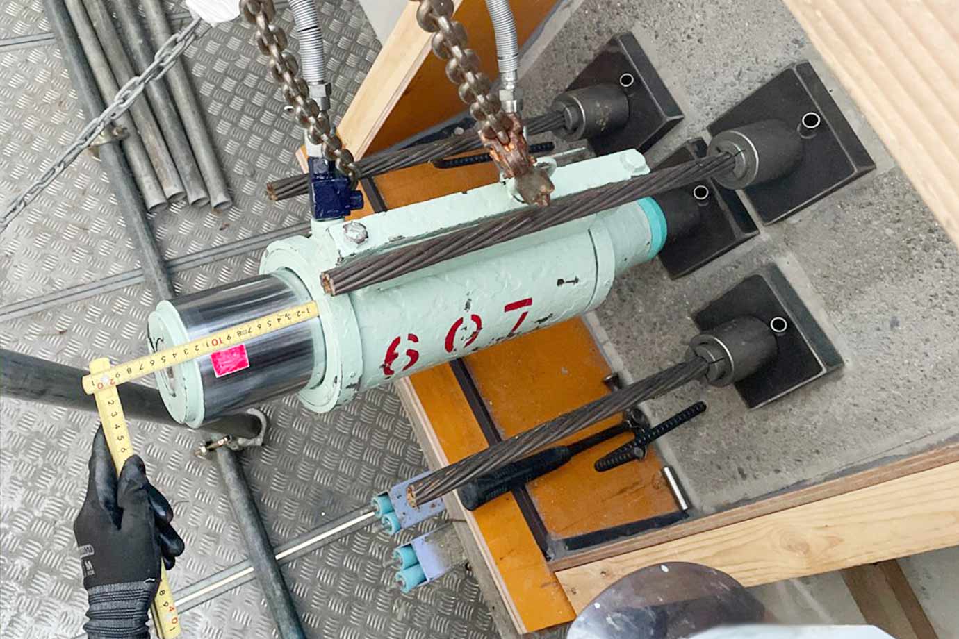 平晋建設株式会社施工事例 東部幹線 橋梁上部工整備工事 横締めケーブル緊張状況