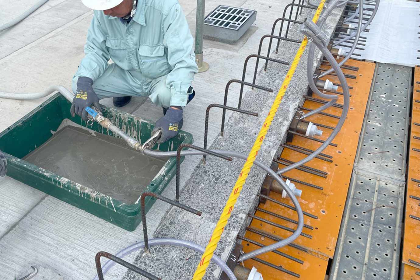 平晋建設株式会社施工事例 東部幹線 橋梁上部工整備工事 グラウト注入状況