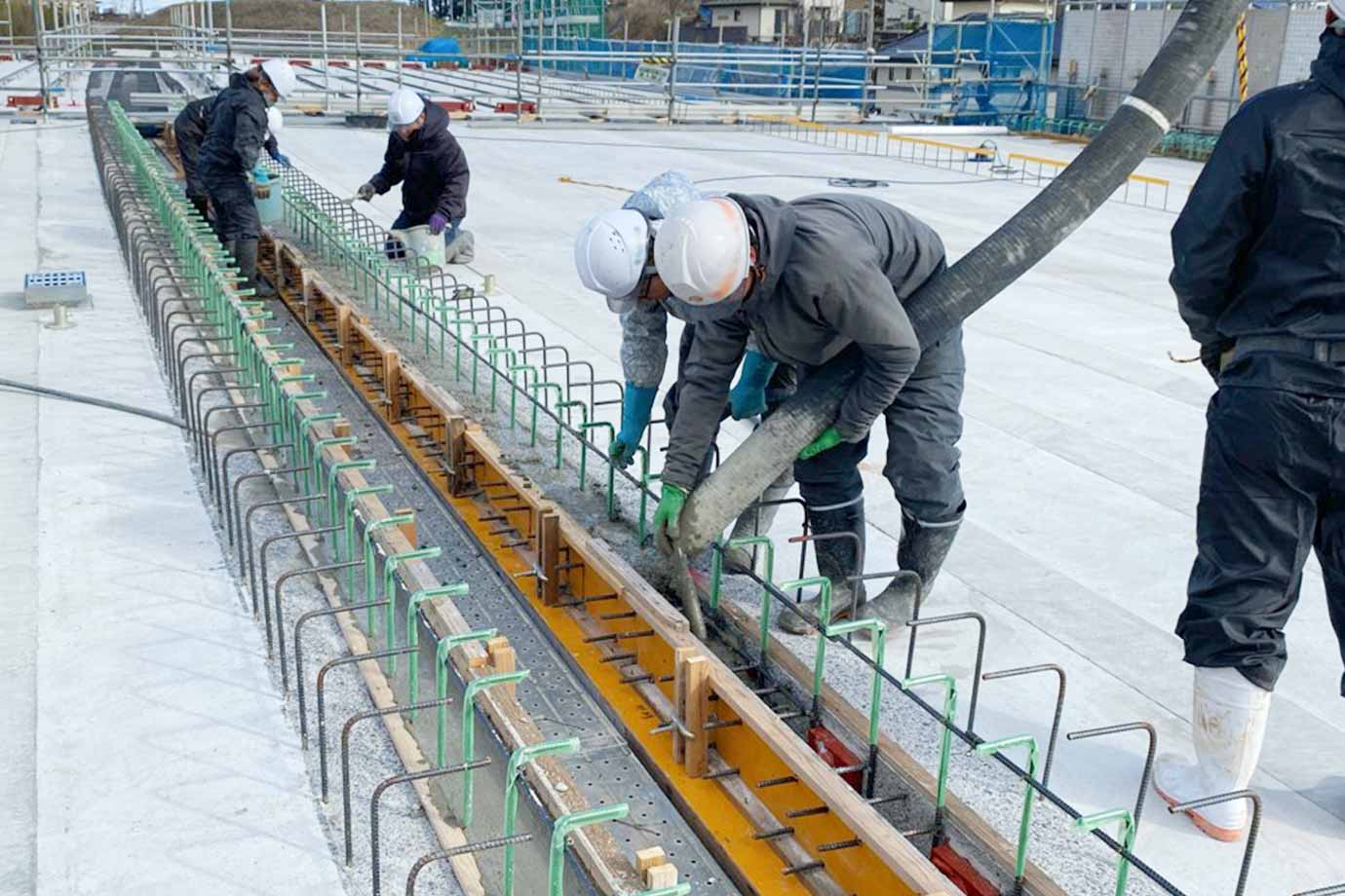 平晋建設株式会社施工事例 東部幹線 橋梁上部工整備工事 張り出し床版打設状況