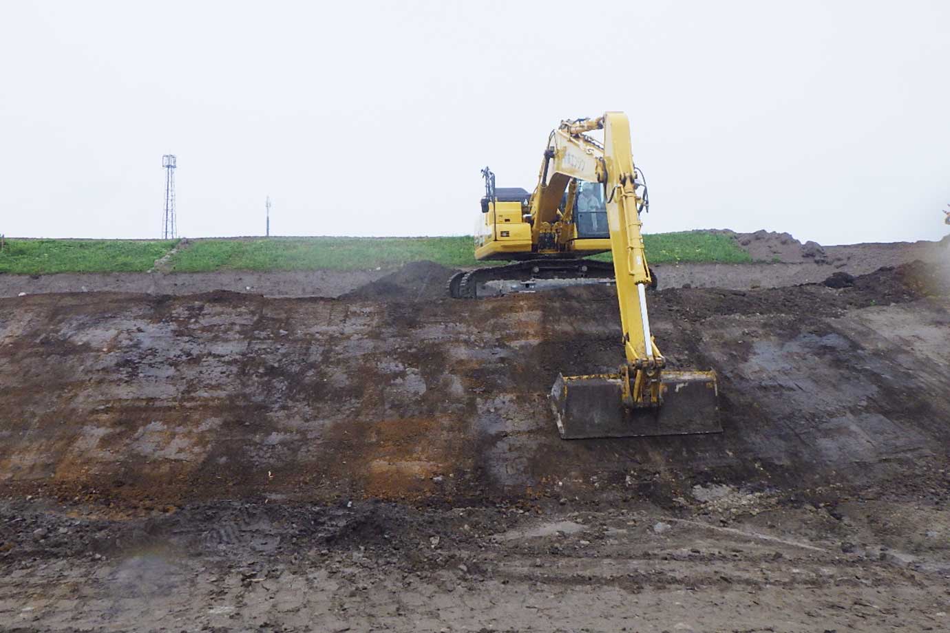 平晋建設株式会社施工事例 白河地区工場敷地増設工事 ICT活用 盛土法面整形状況