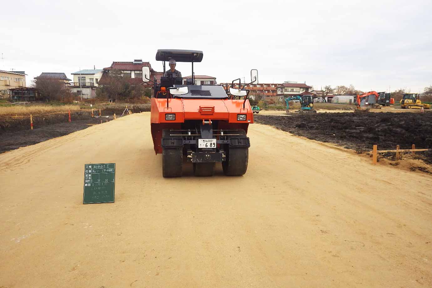 平晋建設株式会社施工事例 徳定土地区画整理事業道路改良工事（その２） 路体盛土状況
