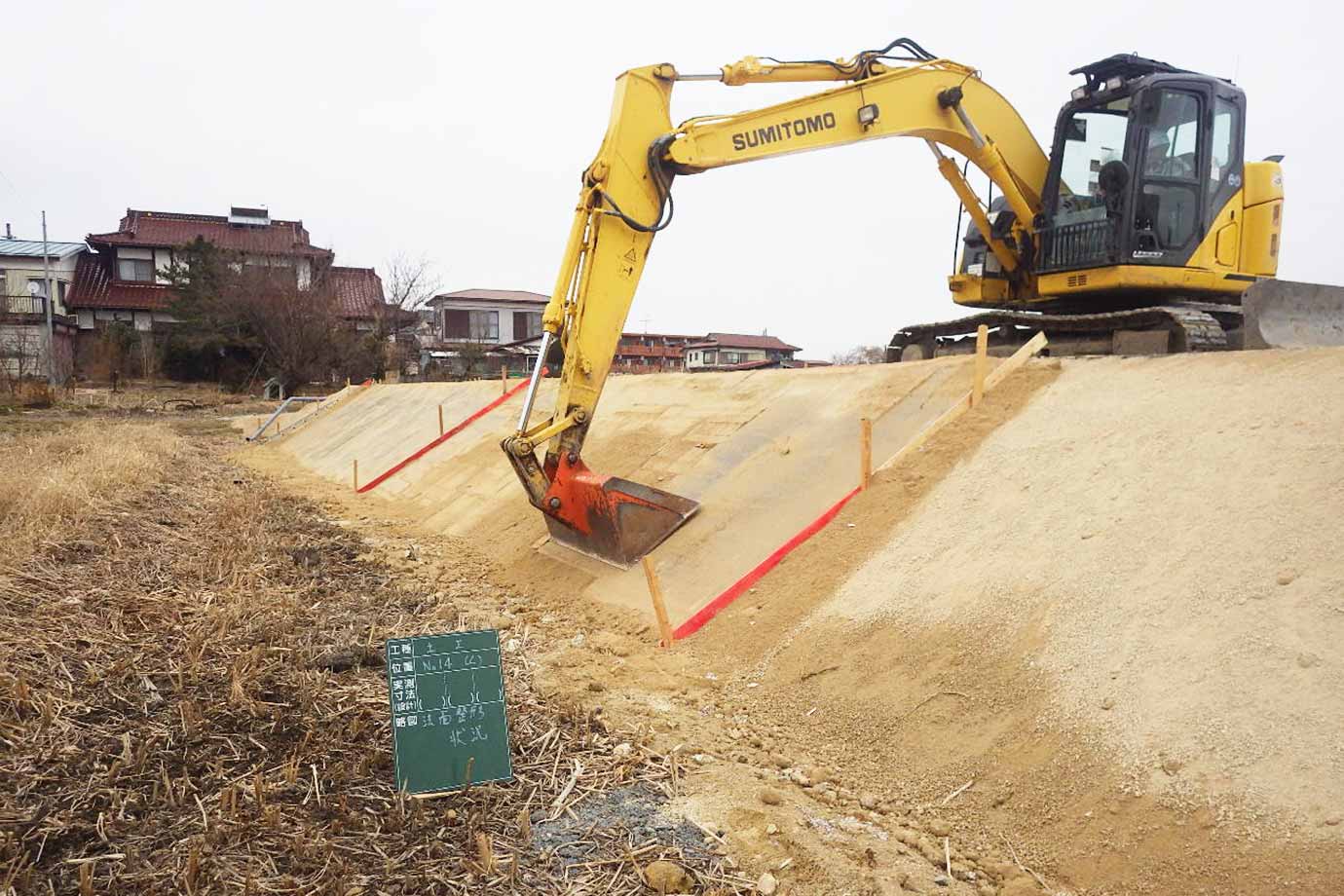平晋建設株式会社施工事例 徳定土地区画整理事業道路改良工事（その２） 盛土法面整形状況