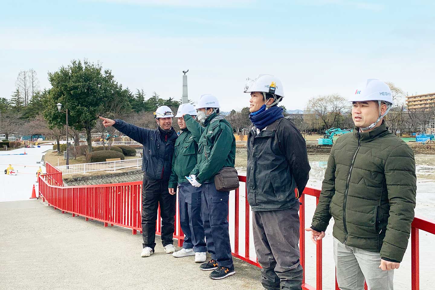 平晋建設株式会社 実習生に現場を案内しているようす